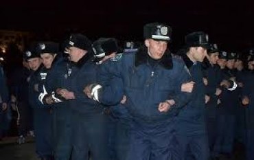 Каждый киевский милиционер получил автомат Калашникова для самообороны