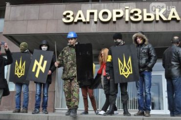 В Запорожье активисты Майдана мирно взяли ОГА и договорились аккуратно снять памятник Ленину