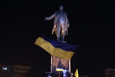 Активисты Евромайдана отказался сносить памятник Ленину в Харькове