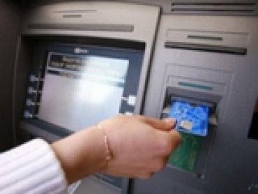 Украинские банки взвинтили цены на обслуживание карточек