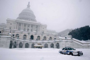 В Вашингтоне из-за снежной бури закрылись госучреждения