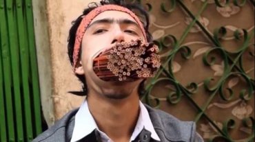 Житель Непала засунул в рот 138 карандашей