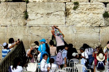 Власти Израиля разрешили женщинам молиться у Стены Плача вместе с мужчинами