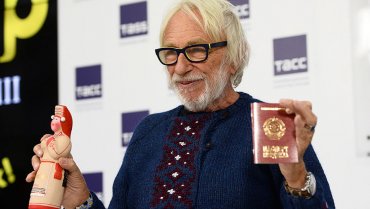 Пьеру Ришару вручили в Москве «паспорт мордвина»