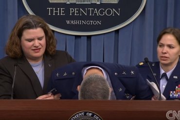Генерал ВВС США упал в обморок на пресс-конференции