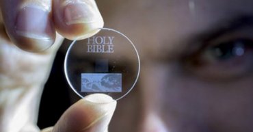 Ученые записали Библию на «вечный» диск