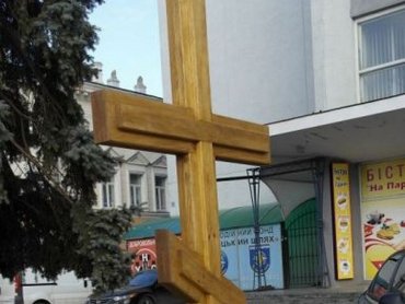 В Виннице разгорелся скандал из-за креста в память о Небесной сотне