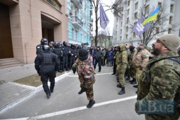 В Киеве забросали камнями офис Ахметова