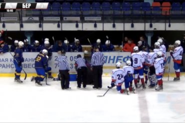 Во время матча белорусский хоккеист спас жизнь украинскому