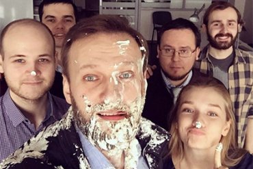 Навального забросали тортами