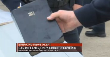 В США в полностью сгоревшей в ДТП машине обнаружили уцелевшую Библию