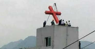 В Китае пастор приговорен к 14 годам за то, что не давал снести крест с церкви