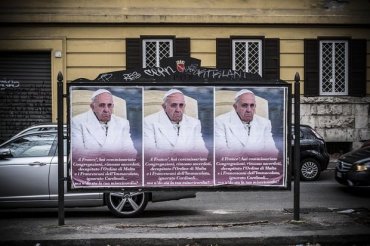 В Риме расклеили плакаты против папы Франциска