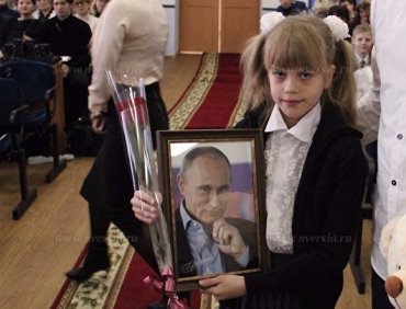На день рождения саратовской школьнице Путин подарил свой портрет