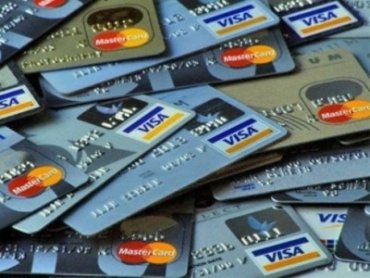 Украинцам запретили свободно пользоваться зарплатными карточками