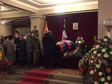 На похоронах Гиви на Захарченко упал венок