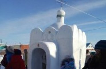 Житель Омской области построил церковь из снега