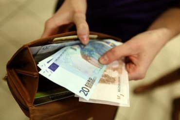 Минимальные зарплаты в Европе достигают 2 тыс. евро