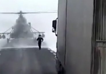 В Казахстане пилот посадил вертолет на трассу, чтобы спросить у водителей, в какую сторону лететь