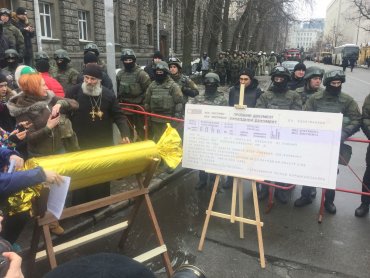 К Администрации Порошенко принесли конфеты и билет до Липецка
