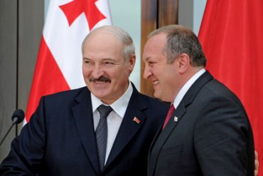 Президент Грузии собрал урожай картошки, подаренной Лукашенко