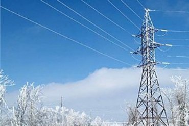 Сильный снегопад обесточил населенные пункты в семи областях Украины