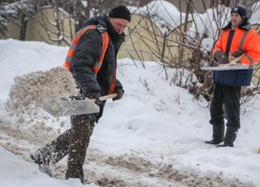 Москвичи закидали коммунальщиков яйцами за уборку снега