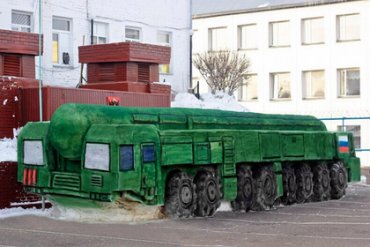 В российской тюрьме заключенные слепили из снега межконтинентальный ракетный комплекс