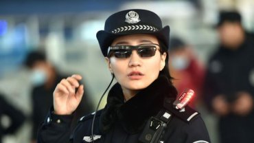 Впереди планеты всей: китайские полицейские ловят преступников с помощью очков