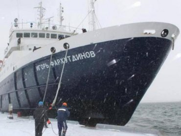 Российский теплоход со 127 пассажирами третий день буксует во льдах Охотского моря