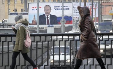 В России полицейским поручили охранять предвыборные баннеры Путина