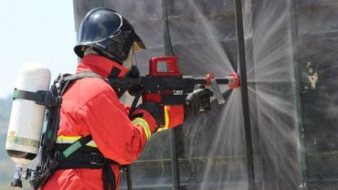 Водяной пистолетик, способный прорезать бетон, поступил на вооружение пожарных