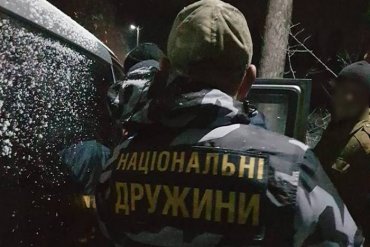 Жители карпатского села сдали вооруженных «нацдружинников» полиции