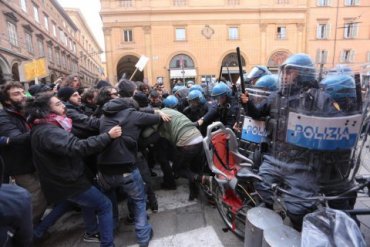 В Италии полиция разогнала антифашистов водометами