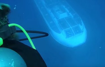 Дайверы встретили неопознанную подлодку в глубинах океана