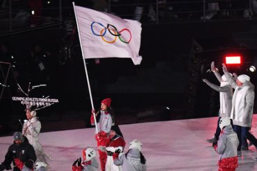 МОК не разрешил россиянам пройти под флагом РФ на закрытии Олимпиады