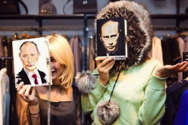 В России выпустили женские сумочки с Путиным