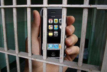 Президента просят разрешить пользоваться в тюрьмах мобильными телефонами