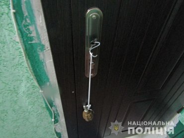 Граната вместо ручки: В Бердичеве на дверь квартиры повесили гранату