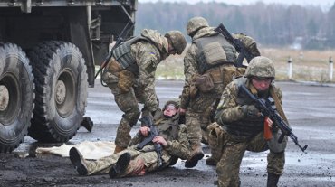 Трое украинских бойцов получили ранения в боях на Донбассе