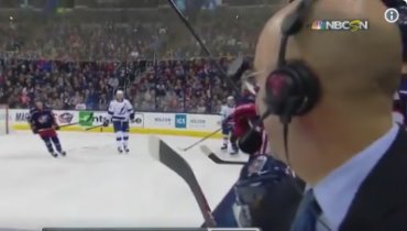 В комментатора матча НХЛ чуть не попали шайбой