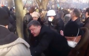 В сети показали видео как Порошенко помогает раненным на Евромайдане