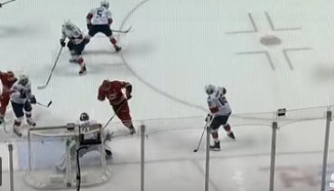 В матче НХЛ хоккеист отправил шайбу в ворота соперника лицом