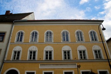 Владелице дома, где родился Гитлер, заплатят 1,5 млн евро