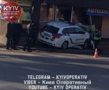 Полицейские под Киевом въехали в магазин