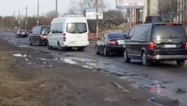 Кортеж Порошенко застрял в ямах на дороге в Червонограде