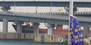 Российский корабль с пьяным капитаном врезался в мост