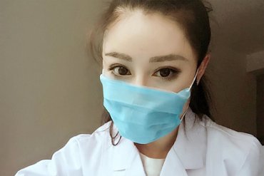 Знаменитая китайская культуристка участвует в борьбе с эпидемией коронавируса