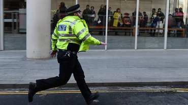 Террорист в центре Лондона напал на прохожих с ножом