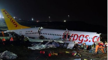 Турецкий самолет во время посадки развалился на части